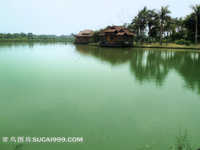 碧湖湖水岸边的旅游度假村