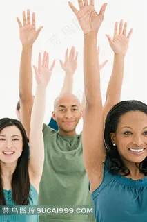 举手微笑的青年男女