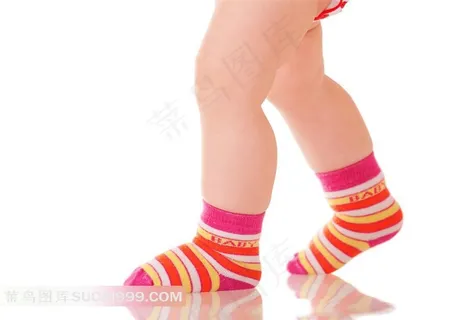 穿彩色袜子的儿童