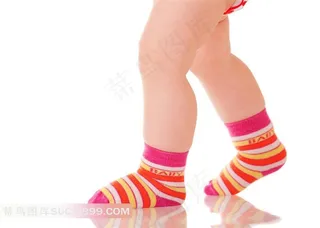 穿彩色袜子的儿童