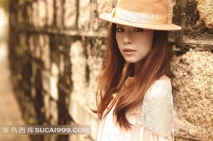 靠墙站的长发清纯美女模特摄影高清图片