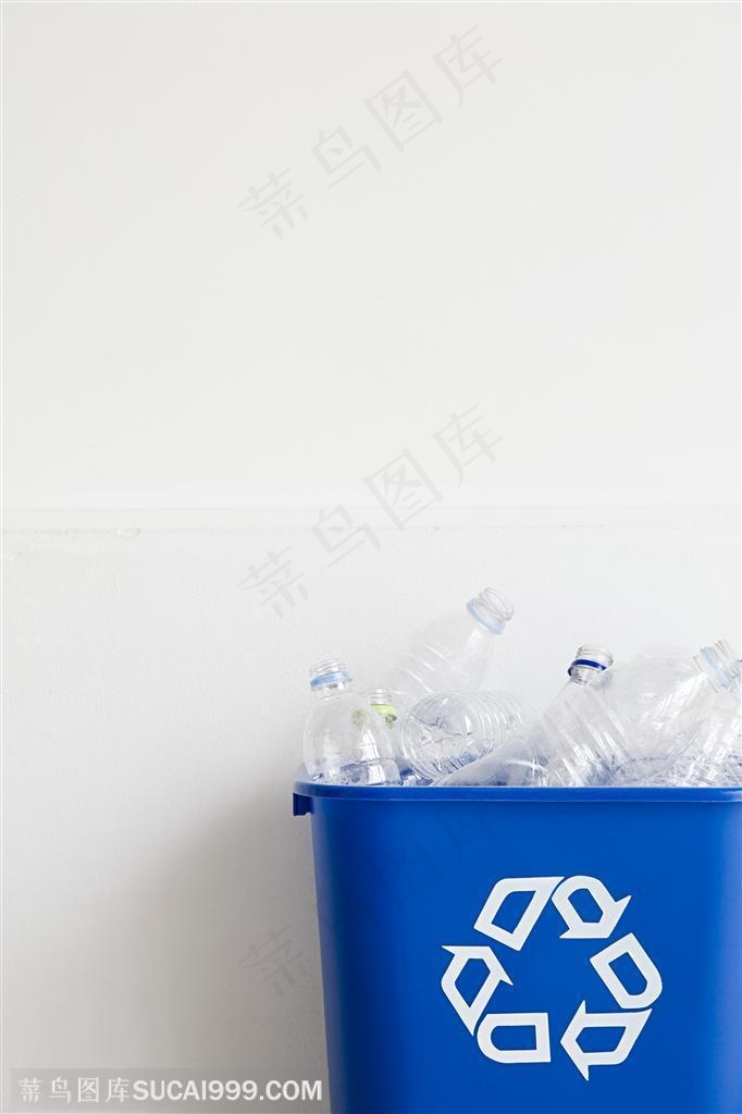 循环使用-桶子中的塑料瓶