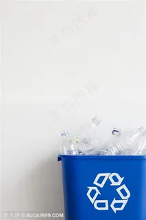 循环使用-桶子中的塑料瓶