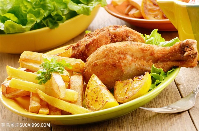 炸鸡腿和薯条快餐图片