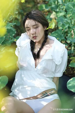 菜地里的清纯麻花辫美女夏西美女写真图片