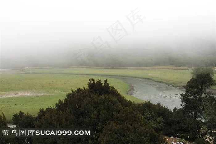 亚丁风景区洛绒牛场草原上的雾气
