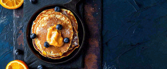 美食简约烤饼蛋糕，巧克力水果橙子摄影图