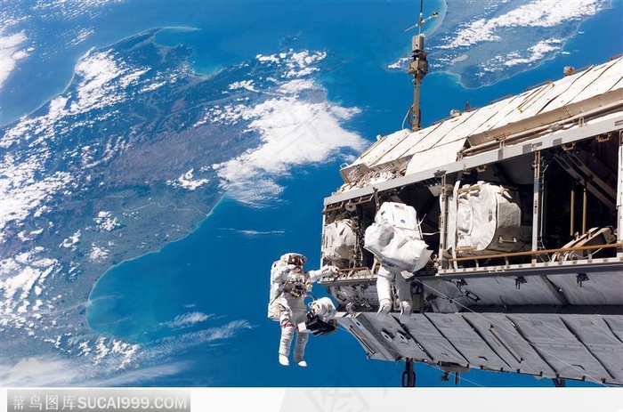 航空员正在太空飞船上作业