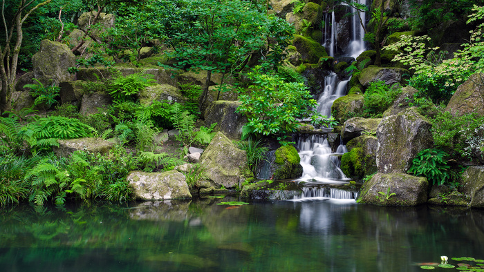 山下的水流