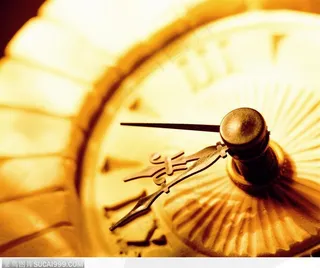 黄色灯光下的钟面特写