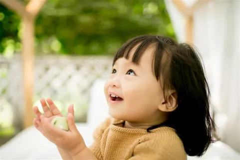抬头开口大笑的可爱小女孩 抬头开口大笑的可爱小女孩