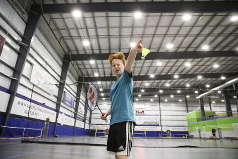 打羽毛球动作图片