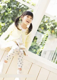 儿童摄影模版 坐着窗户上向上望的可爱小萝莉