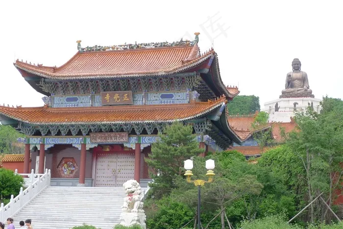 山上的寺庙与佛像