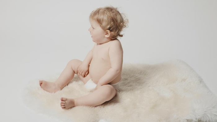 工作室里的女婴吃零食