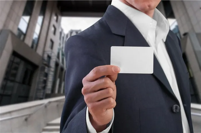 手持卡片的商业精英高清摄影图