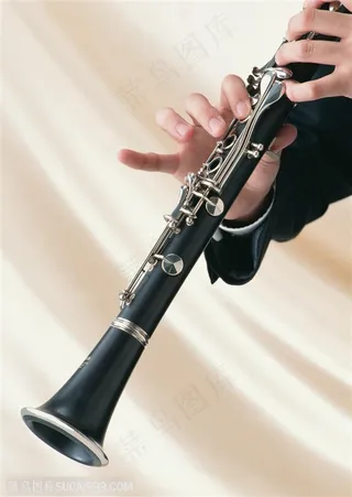 乐器-吹黑色笛子的男士手部特写