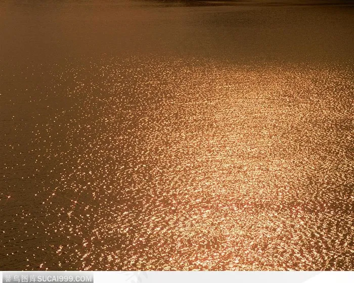 晚霞下的湖水