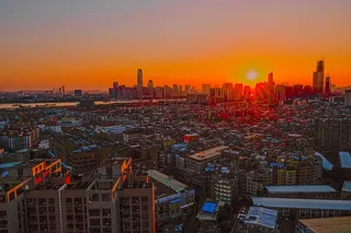 日出日落太阳光下的楼房