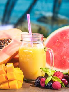 清爽夏季果汁饮品摄影照片