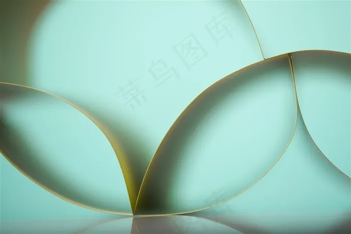 白色背景上竖放的彩纸线条