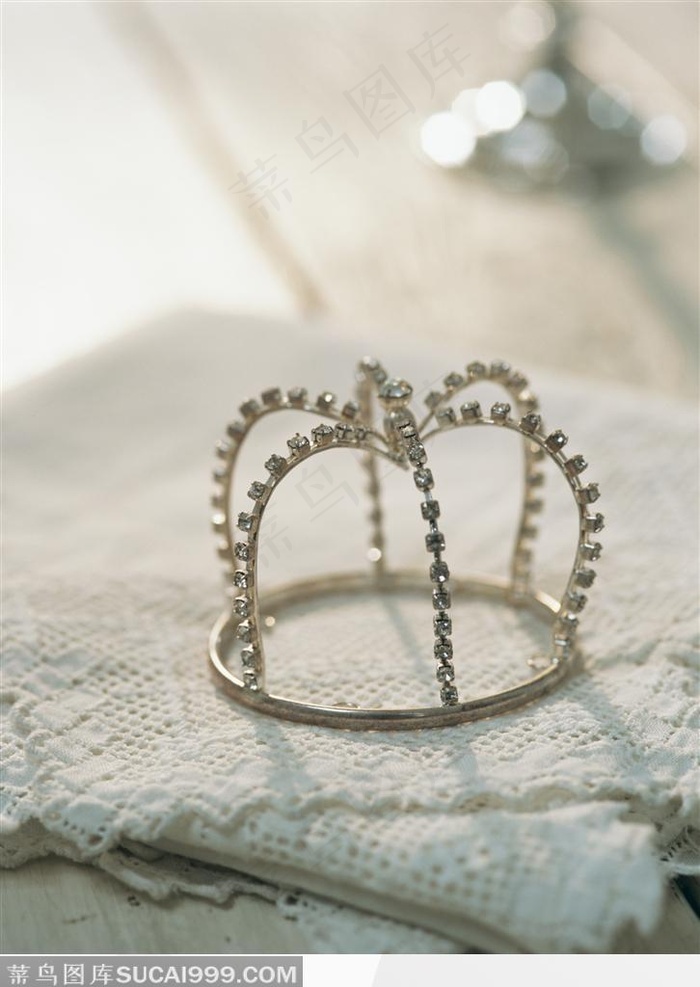 放在桌布上的镶钻头饰