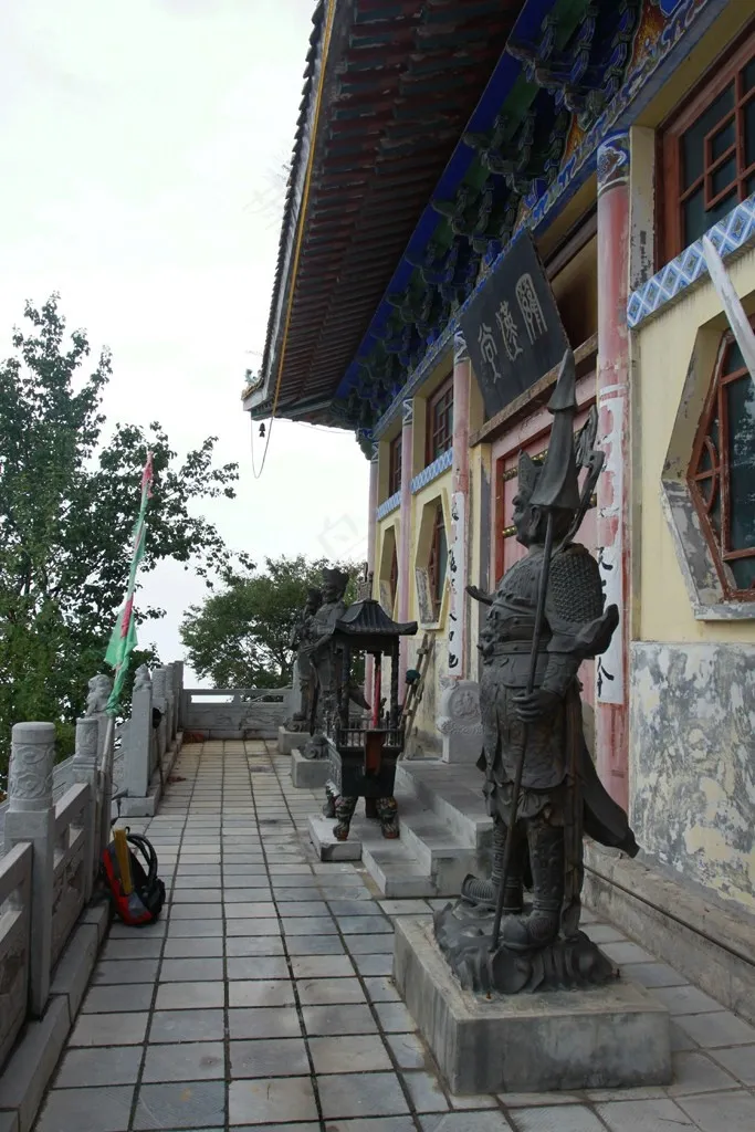 古建筑旁的四大金刚石像