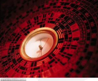 红底板上的指南针