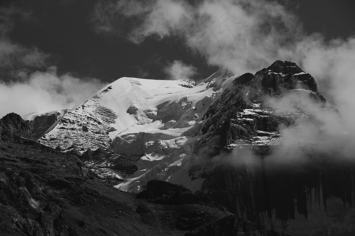 黑白雪山风景图片