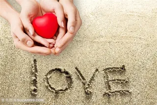 love英文母女手捧爱心图片