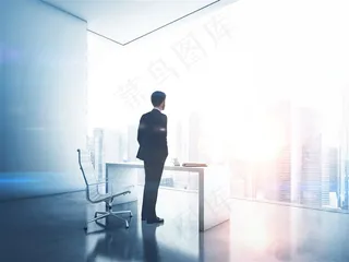 玻璃窗前的办公室男职员高清图片