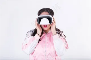 戴VR眼镜的少女摄影图