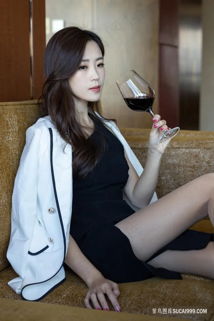 喝红酒的性感成熟气质美女杨紫嫣gogo国模高清大胆写真图片