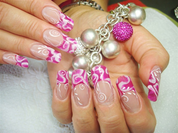 白色水墨水纹洋红色美甲图片