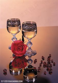 酒水布局-一朵玫瑰花与高脚杯中的美酒
