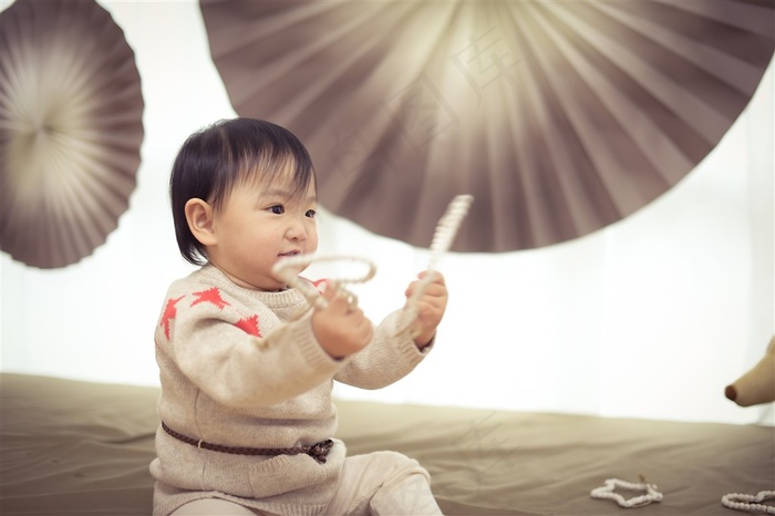 手拿玩具的可爱幼儿