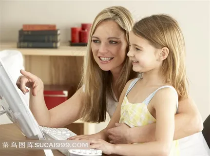 在教女儿电脑的妈妈 在教女儿电脑的妈妈