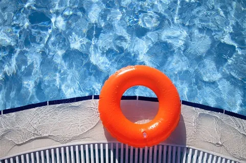 室外豪华泳池和红色游泳圈