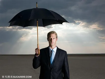 职场白领的休闲生活-打着伞的严肃男人职场人物