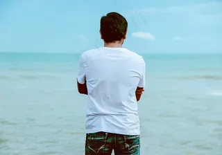 海边帅哥背影图片