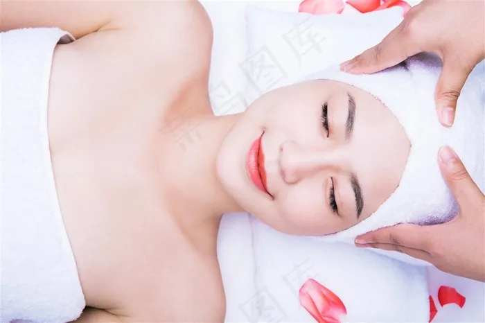 做头部按摩的美女高清图