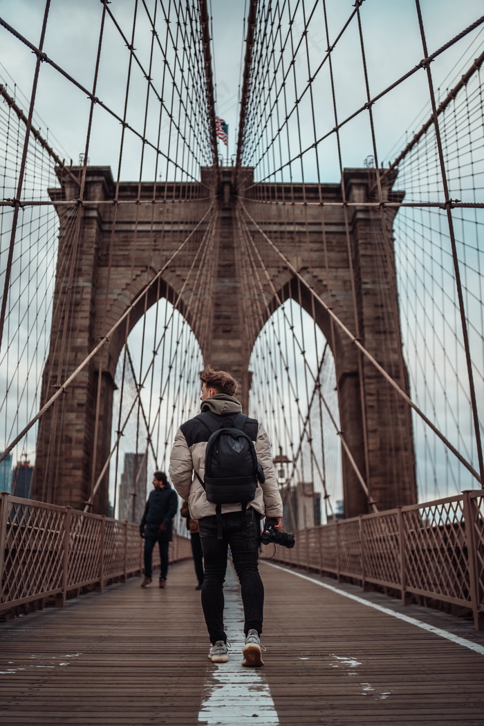 帅哥户外旅行背影图片