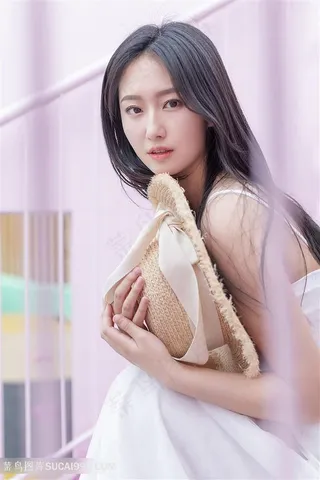 抱着帽子的清纯美女图片