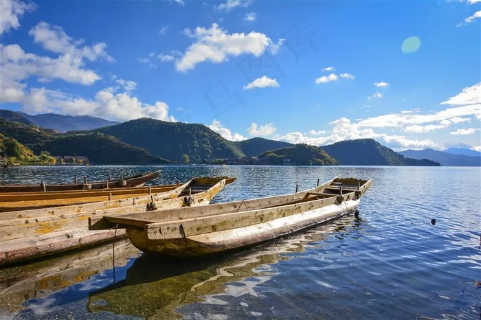 湖泊岸边的船只