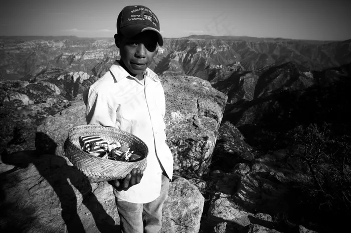 手捧针线篮男孩图片