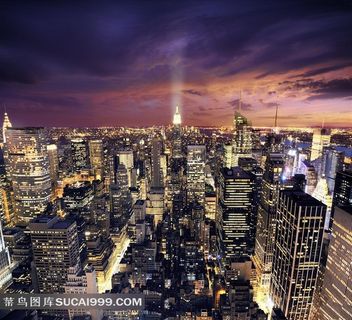 傍晚霞光下城市夜景高清图片