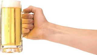 手拿啤酒 PNG免抠