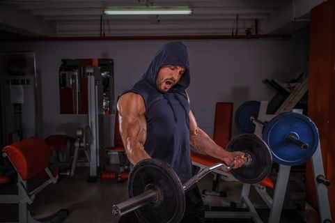 举杠铃的强壮男人