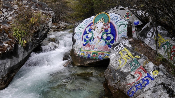 亚丁山间雪山融水观音心咒