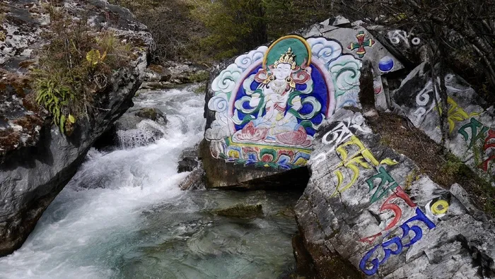 亚丁山间雪山融水观音心咒